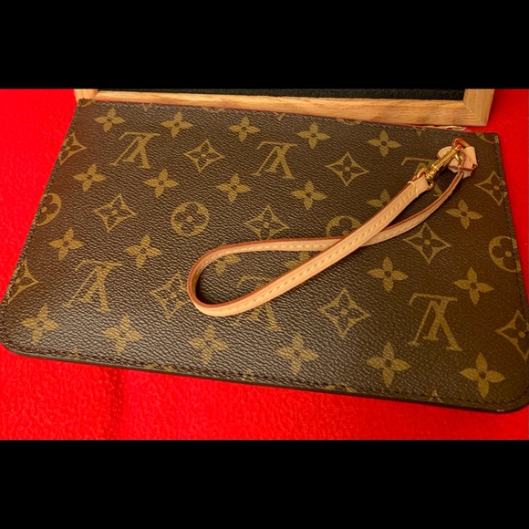 Louis Vuitton Neverfull Pouch in Monogram - Picture 4 of 9